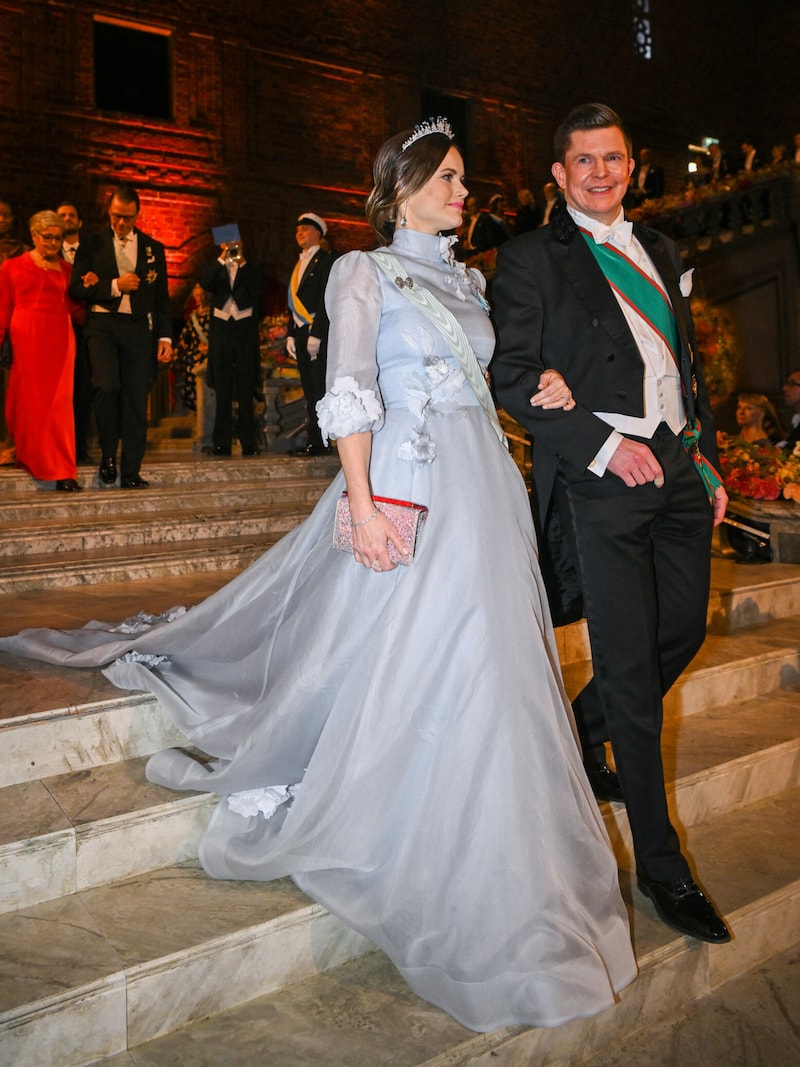 Prinzessin Sofia trug bei der Nobelpreis-Gala in Stockholm eine graublaue Robe mit Blütenapplikationen. (Bild: APA/AFP/Jonathan NACKSTRAND)