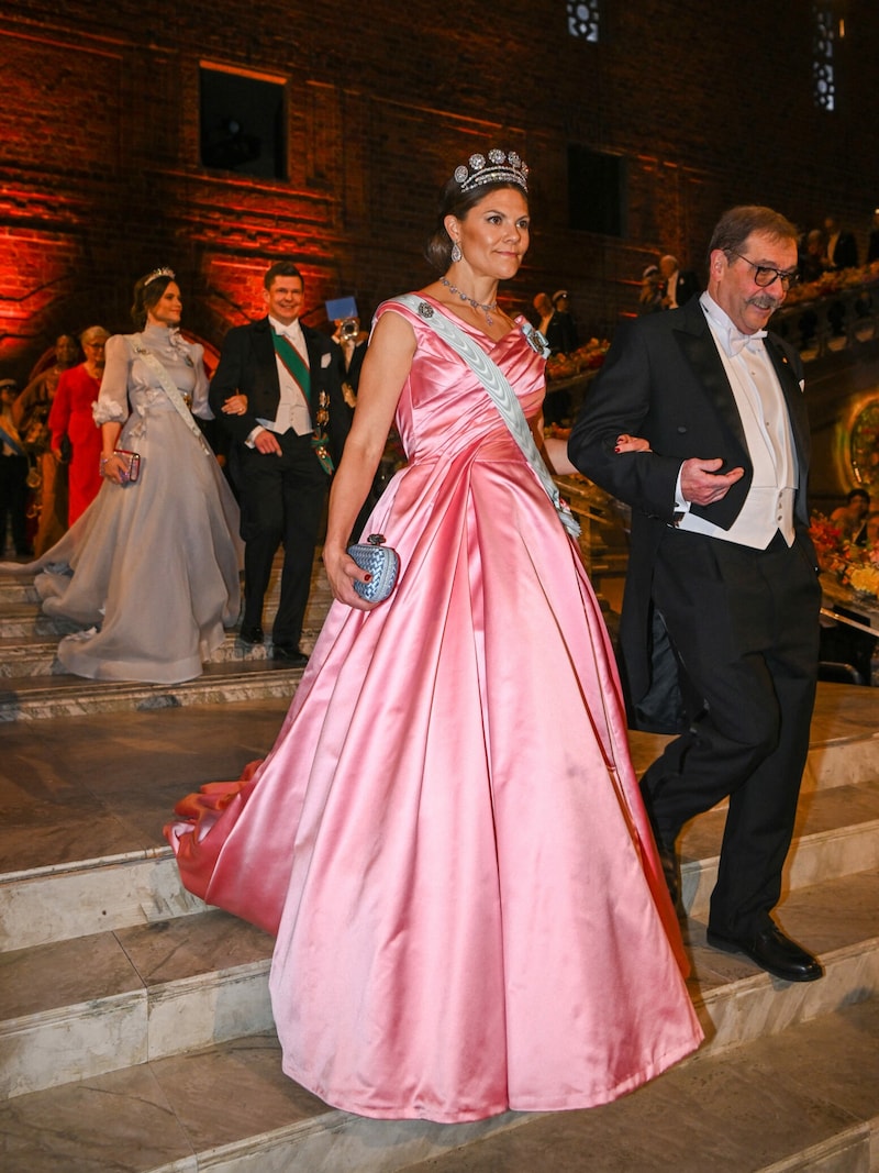 Kronprinzessin Victoria trug zur Nobelpreis-Gala eine rosarote Seidenrobe und edlen Diamantschmuck. (Bild: APA/AFP/Jonathan NACKSTRAND)