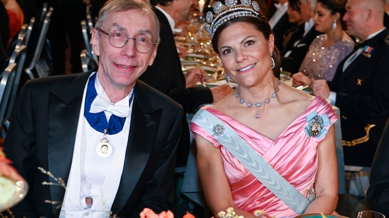 Kronprinzessin Victoria beim Bankett mit Medizin-Nobelpreisträger Svante Pääbo (Bild: APA/Pontus Lundahl/TT via AP)