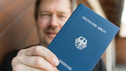 Der Reichsbürger Joachim Widera zeigt seinen „Reisepass“ her. (Bild: APA/dpa/Patrick Seeger)