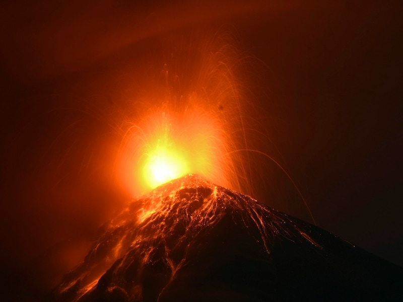 Der Feuervulkan in Guatemala spuckt wieder Feuer und Asche. (Bild: APA/AFP/Johan ORDONEZ)