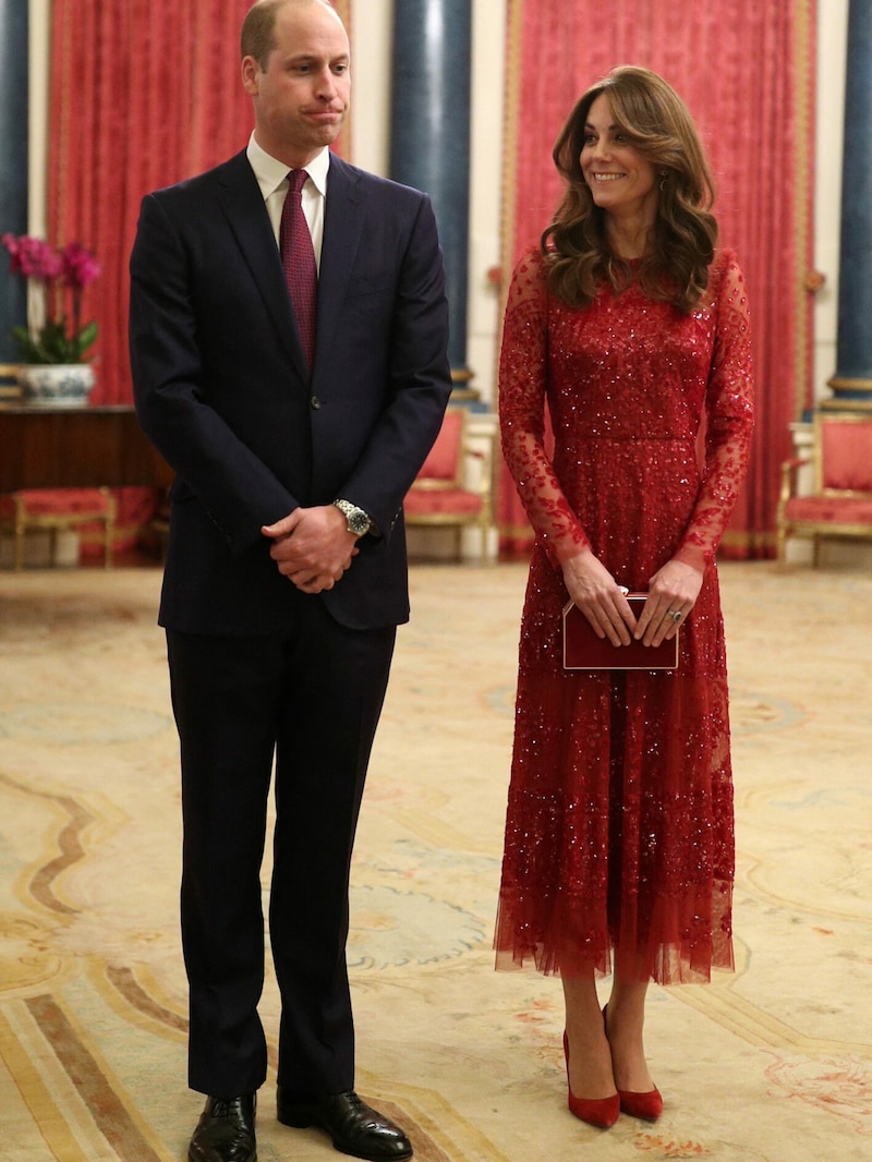 Prinzessin Kate trug das Kleid bereits 2020 bei einem Empfang im Buckingham-Palast. (Bild: APA/AFP/POOL/Yui Mok)