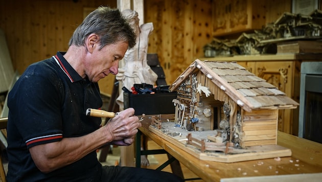 „Der Beruf des Holzbildhauers ist eine aussterbende Zunft“, sagt Matthäus Mayrhauser. (Bild: Wenzel Markus)