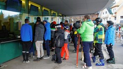 Der Andrang bei den Kassen in Schladming war gewaltig. Oben angekommen auf der Planai wartete traumhaftes Ski-Wetter. (Bild: Erwin Scheriau / KRONE)