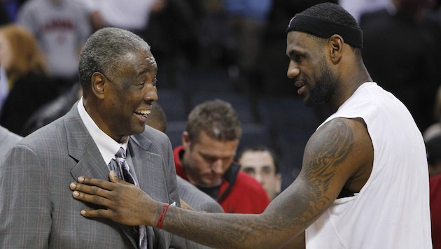 Paul Silas (links) mit LeBron James (Bild: AP2011)