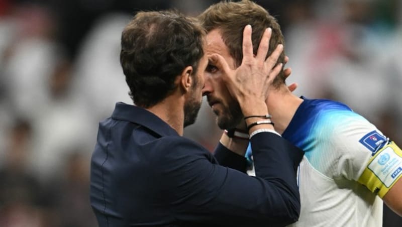 Gareth Southgate (li.) herzt nach Englands WM-Viertelfinal-Aus seinen Kapitän Harry Kane. (Bild: APA/AFP/Paul ELLIS)