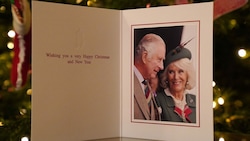 Die Weihnachtskarte 2022 von König Charles III. und der britischen Königin Camilla, Queen Consort, auf der das Königspaar bei den Braemar Games am 3. September 2022 zu sehen ist. (Bild: APA / Photo by Jonathan Brady / POOL / AFP)