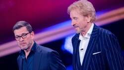 Thomas Gottschalk und Karl-Theodor zu Guttenberg in der RTL-Sendung „2022! Menschen, Bilder, Emotionen“ (Bild: Rolf Vennenbernd / dpa / picturedesk.com)