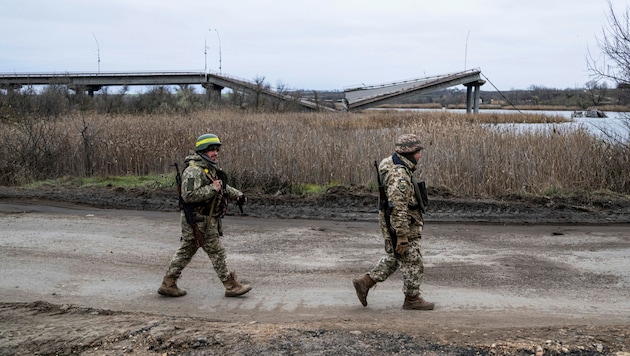 Ukrainische Soldaten am Fluss Inhulez in der Region Cherson (Bild: AP)