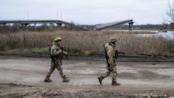 Ukrainische Soldaten am Fluss Inhulez in der Region Cherson (Bild: AP)