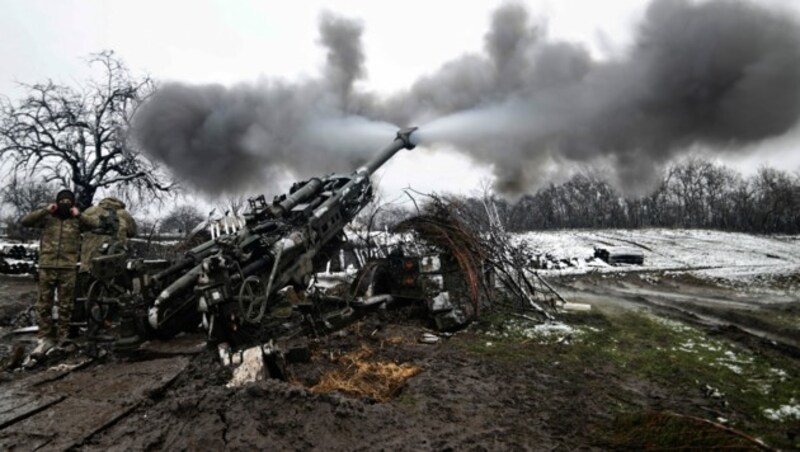 Ukrainische Artilleristen beschießen russische Stellungen in Donezk. (Bild: AP)