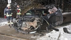 Das Auto wurde völlig zerstört, verletzt wurde niemand. (Bild: Manfred Fesl)