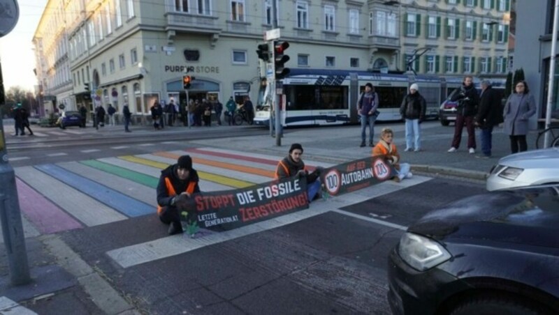 Die Aktivisten fordern Tempo 100 auf Autobahnen (Bild: Letzte Generation Österreich)