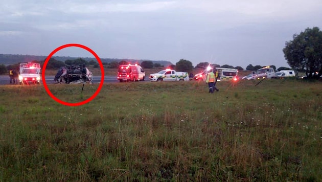 Bei einem Frontalzusammenstoß eines Lastwagens mit einem Sammeltaxi (rot markiert) sind am Montag in Südafrika elf Menschen ums Leben gekommen. (Bild: Free State EMS)