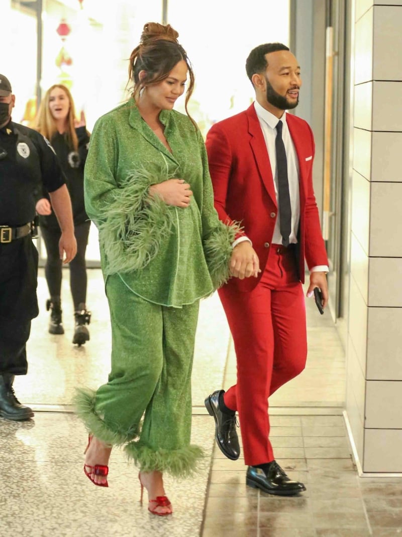 Die schwangere Chrissy Teigen und John Legend halten Händchen beim Verlassen des Einkaufszentrums Craving Christmas im Westfield Century City in Los Angeles. (Bild: www.PPS.at)