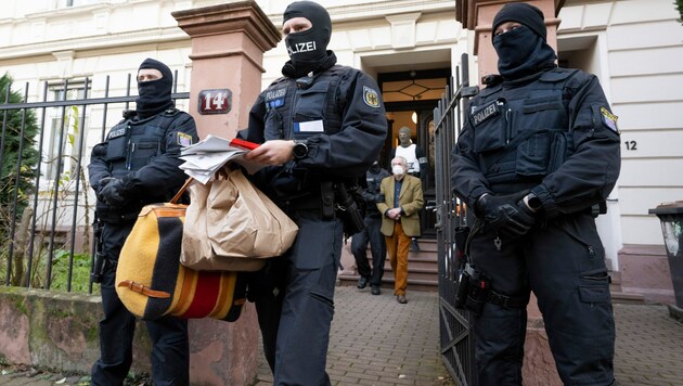 Aktuelle Razzia bei Reichsbürgern in Deutschland und Österreich: Kein Bock auf den Rechtsstaat (Bild: Boris Roessler / dpa / picturedesk.com)