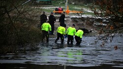 Suchmannschaften der Polizei am Tatort, nachdem Kinder im Babbs Mill Park in Kingshurst in England ins Eis eingebrochen sind. (Bild: ASSOCIATED PRESS)