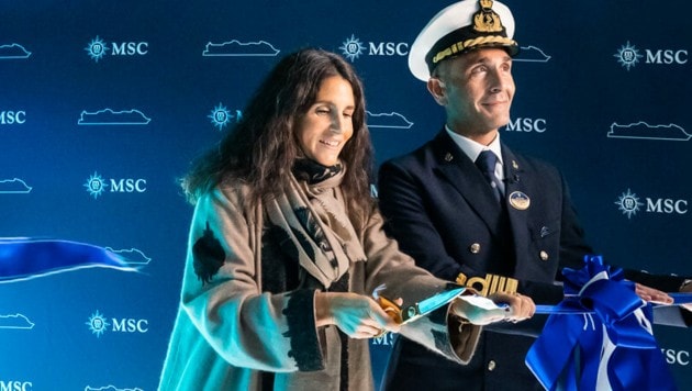 Alexa Aponte-Vago mit dem Kapitän der MSC Seascape, Francesco Di Palma, beim traditionellen Durchschneiden des Bandes. (Bild: MSC Cruises)