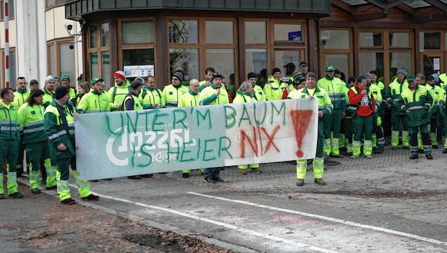 In der Gösser-Brauerei machten Mitarbeiter am Montag ihrem Unmut mit deutlichen Botschaften Luft. (Bild: Pail Sepp)