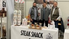 Alex, Gregor und Berthold Peck präsentieren ihren Steak Snack auf der Messe. (Bild: AB Peck Brothers)