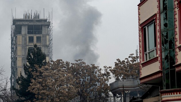 Am Montag war nach einem Anschlag auf ein Hotel in Afghanistans Hauptstadt Kabul Rauch zu sehen. (Bild: AFP)