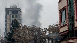 Am Montag war nach einem Anschlag auf ein Hotel in Afghanistans Hauptstadt Kabul Rauch zu sehen. (Bild: AFP)