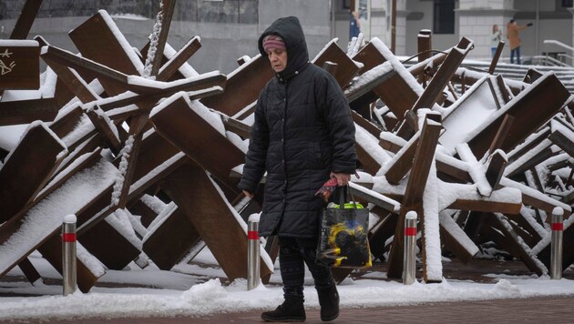 Eine Frau geht an Panzerabwehr-Igeln im Zentrum von Kiew vorbei. Die Ukraine kämpft seit dem 24. Februar gegen die russischen Angreifer. (Bild: The Associated Press)