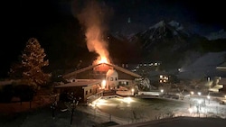 Mitten in der Nacht stand der Dachstuhl in Flammen. (Bild: zoom.tirol)