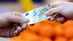 Die Mehrheit der Menschen in Österreich will auch in Zukunft nicht auf Bargeld verzichten. (Bild: APA/dpa/Moritz Frankenberg)
