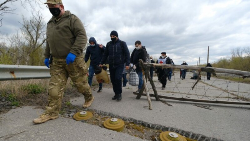 Zuletzt gab es einen verstärkten Austausch von Kriegsgefangenen - das könnte jedoch auch ein unheilvolles Zeichen sein. (Bild: AFP/YEVGEN HONCHARENKO)