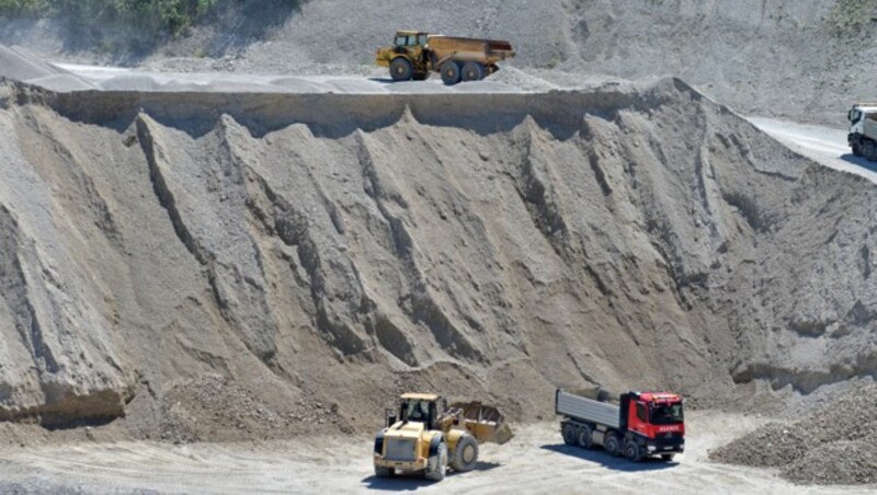 Aufschließung des neuen umstrittenen Betriebsbaugebietes Ehrenfeld in der Gemeinde Ohlsdorf (Bezirk Gmunden, Oberösterreich) neben Westautobahn - Abtransport des in der Kiesgrube Viecht zwischengelagerten Schotters zum Kies- und Betonwerk Ohlsdorf (Bild: Wolfgang Spitzbart)