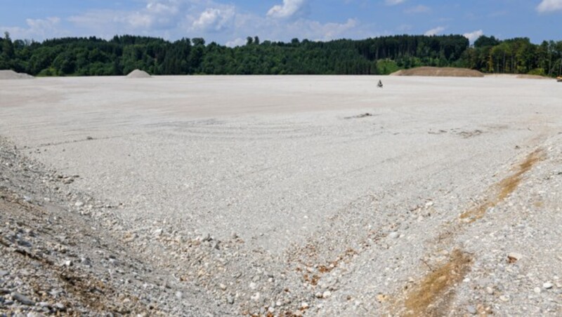 Eine Schotterwüste: Aufschließung des neuen umstrittenen Betriebsbaugebietes Ehrenfeld in der Gemeinde Ohlsdorf (Bezirk Gmunden, Oberösterreich) neben Westautobahn (Bild: Wolfgang Spitzbart)