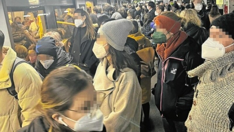 Gewohntes Bild vom Frühverkehr bei der U4 Station Schwedenplatz. Öffifahrer drängeln am Bahnsteig, um noch einen Platz in dem übervollen Zug zu ergattern. (Bild: privat)