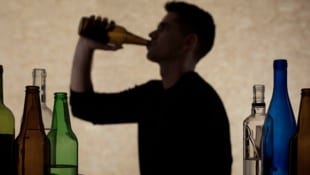 Trinkverhalten beginnt schleichend, manchmal endet es in einer menschlichen Katastrophe. Wir zeigen Schicksale und geben mit Experten guten Rat. (Bild: stock.adobe.com)