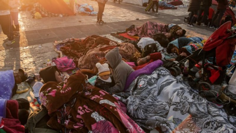 Viele Pilger schlafen in der Nähe der Basilika of Guadalupe auf dem Boden. (Bild: NICOLAS ASFOURI / AFP)