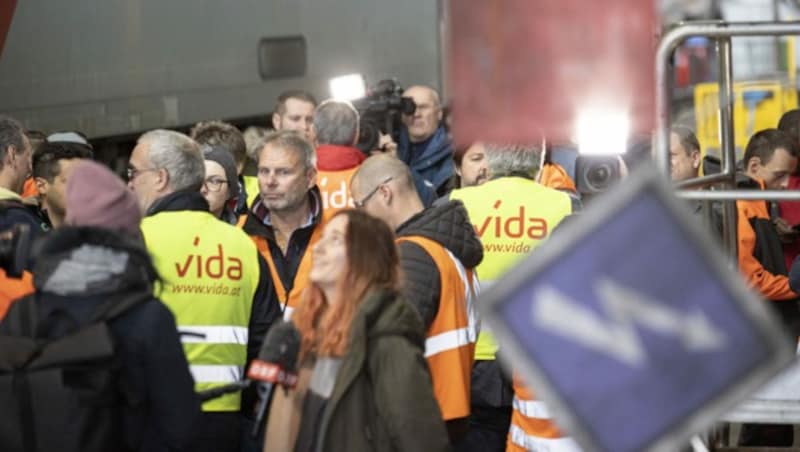 Mit ihrem Streik sorgten die Eisenbahner für ordentlich Wirbel - nun konnte die gemeinsame Gesprächsbasis wieder hergestellt werden. (Bild: APA/TOBIAS STEINMAURER)