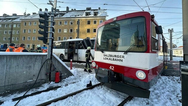 Bus kollidierte mit Lokalbahn (Bild: Markus Tschepp)