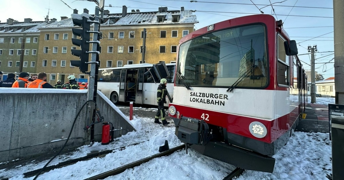 Bus kollidierte mit Lokalbahn - zwei Verletzte