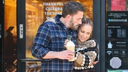 Die Turteltäubchen Ben Affleck und Jennifer Lopez sehen glücklich und verliebt aus, als sie bei Starbucks in Santa Monica einen Kaffee trinken gehen. (Bild: www.PPS.at)