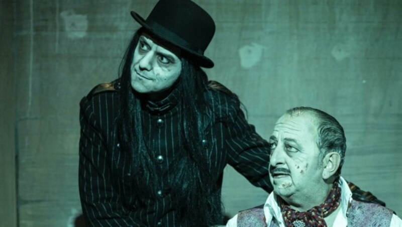 Randolf Destaller und Hermann J. Kogler im Mödlinger Stadttheater: Intrigen-Komödie mit morbider Komik im von Skeletten umrahmten Bühnenraum. (Bild: Stadttheater Mödling)