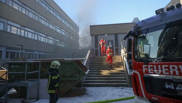 Qualm über der HTL Wels - in einem Klassenraum brannte es (Bild: laumat.at)