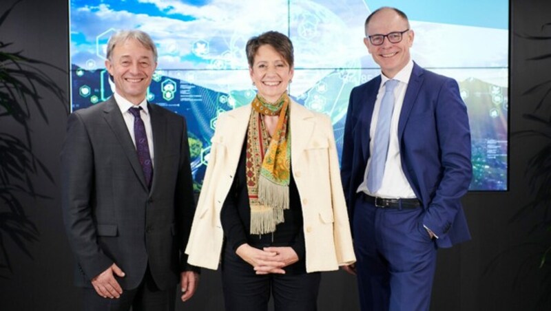 Vorstandsvorsitzende Sabine Herlitschka mit Operations-Vorstand Thomas Reisinger (li) und Finanzvorstand Oliver Heinrich (re). (Bild: Infineon Technologies Austria AG/APA-Fotoservice/Hörmandinger)