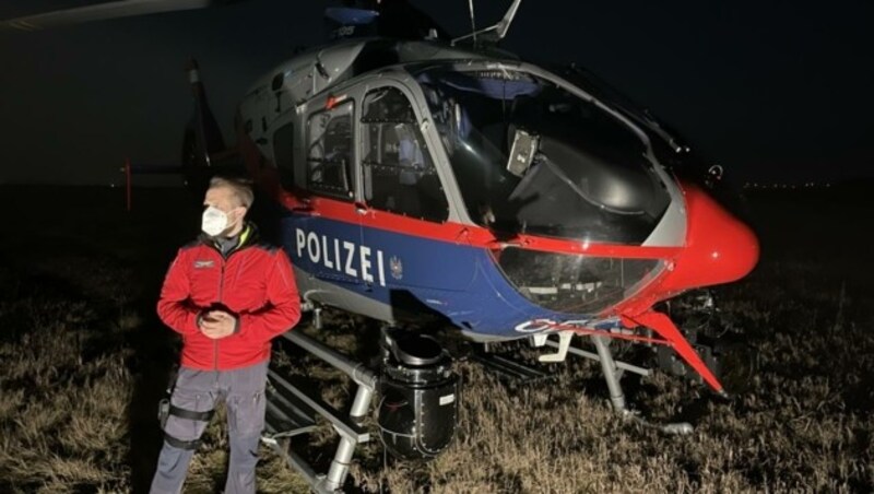 Ein Polizeihubschrauber hob mitten in der Nacht ab, um die schwierige Suche nach der Pensionistin Brigitte P. aus der Luft zu unterstützen. (Bild: Schulter Christian)