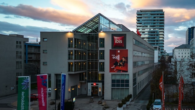 Aus dem Ibis beim Linzer Hauptbahnhof würde wohl kein Asylquartier werden, wenn die Stadt das Hotel erwerben könnte. (Bild: Kerschbaummayr Werner)