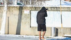 Frankenburg 2022: ein rauchender Asylwerber mit kurzer Hose und Schlapfen (Bild: Scharinger Daniel)