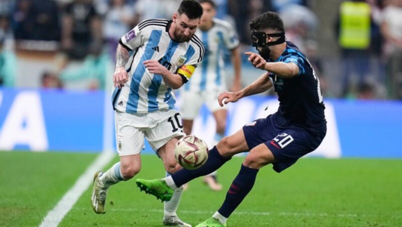 Lionel Messi (li.) spielt Josko Gvardiol schwindlig. (Bild: AP)