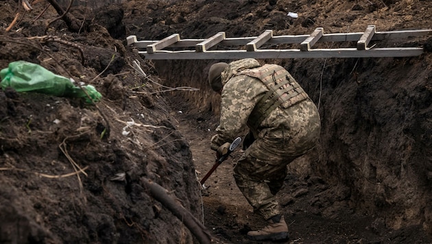 Ein ukrainischer Soldat in einem Graben an der Frontlinie östlich von Charkiw (Bild: AFP)