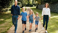 Die Weihnachtskarte von William, dem Prinzen von Wales, und Kate, der Prinzessin von Wales, zeigt das Paar mit ihren Kindern Prinz George, Prinzessin Charlotte von Wales und Prinz Louis bei einem Spaziergang in Sandringham in Norfolk. (Bild: APA/The Prince and Princess of Wales/Foto von Matt Porteous/AFP)