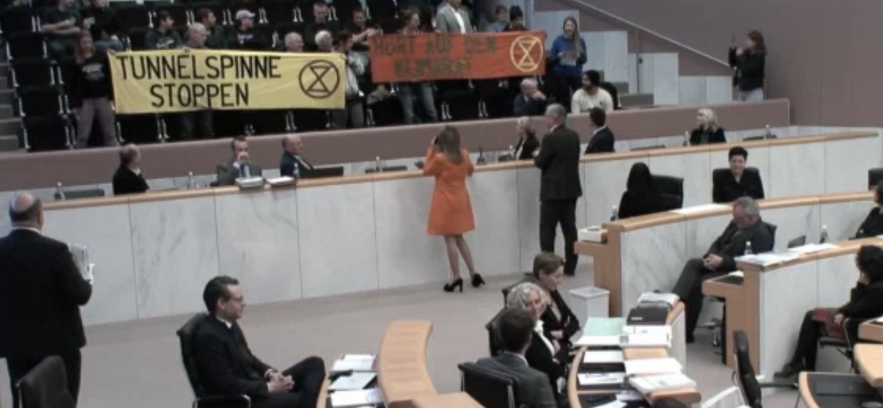 Landtagspräsident Harald Sonderegger und Landtagsdirektorin Borghild Goldgruber-Rainer versuchten die Klimaaktivisten dazu zu bewegen, sich zu ruhig zu verhalten und die Transparente einzurollen. (Bild: Schlingensiepen)
