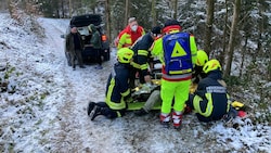 Rettungsaktion bei Eiseskälte im Pesenbachtal in Bad Mühllacken. Ein Feuerwehrmann fand eine gestürzte Wanderin zufällig beim Joggen. (Bild: FF Bad Mühllacken)